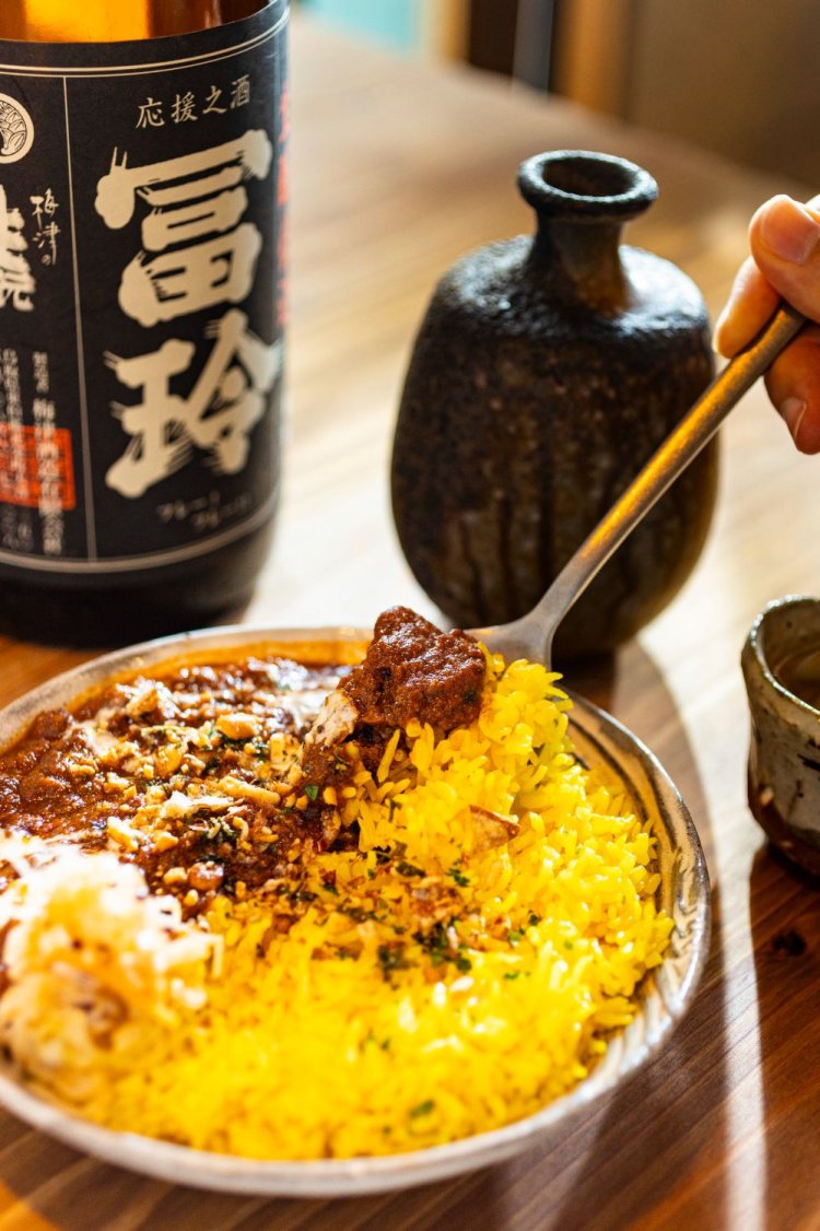 その日によって内容が変わる〆スパイスカレー880円。