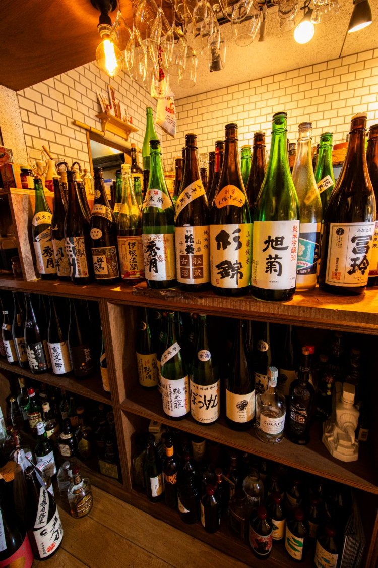 日本酒のセレクトは“燗酒でおいしいもの”が基本。1合880円～。