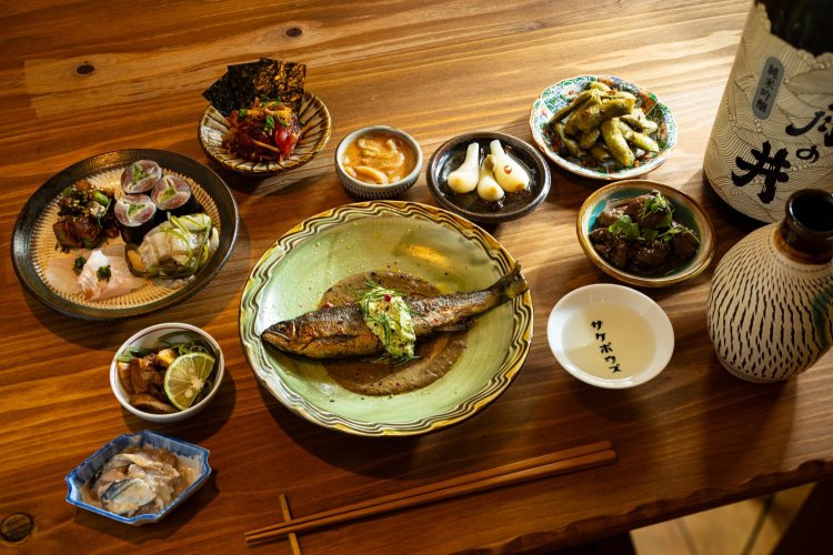 鮎のコンフィなど、おまかせ3850円の一例。酒器は淳さんの祖父が集めた備前焼やご近所の『ソノモノ』で購入した小鹿田焼。