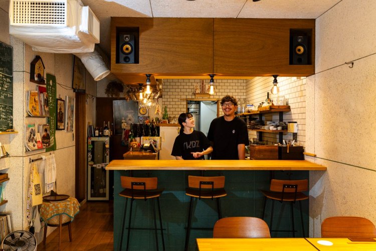 料理学校で出会った淳さんと千晴さんの仲良し夫妻で店を切り盛り。