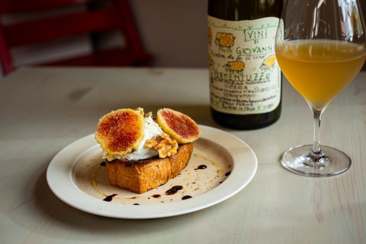 白イチジク、ゴルゴンゾーラムースのクロスティーニ900円。