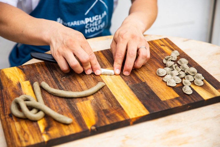 店先でオレキエッテ作り。ナイフで生地を耳たぶ形にする。