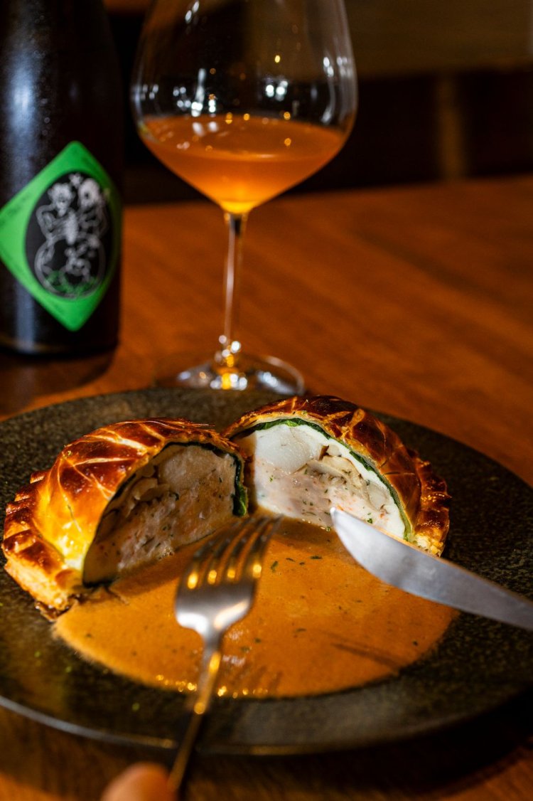 ソースはオマールエビの頭を丸ごと使用。20分かけて焼き上げる海老と白身魚、帆立のパイ包み焼きソースビスク3280円。