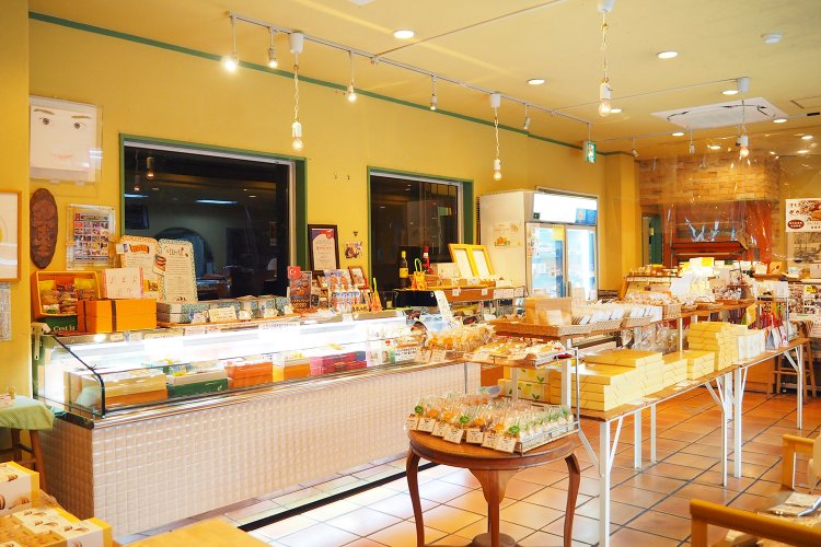 明るく華やかな店内には、迷ってしまうほどの数のお菓子たちが。