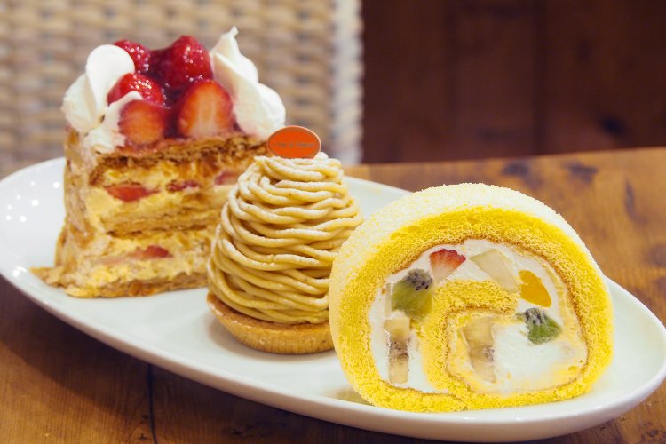 右から、フルーツたっぷりのトライフル692円、九州産の和栗ノモンブラン864円、信州大学が開発した夏いちご「真心」のナポレオンパイ1048円。