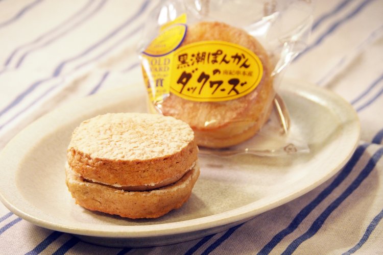 津久井きなこのダックワーズ388円は、相模原市スイーツフェスティバルで初代グランプリを獲得した相模原みやげの定番。黒潮ぽんかんのダックワーズ410円もある。