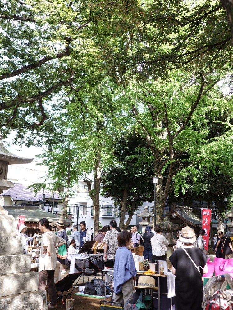 緑あふれる鬼子母神堂には約160のブースが並び、毎回多くの人で大盛況だ。