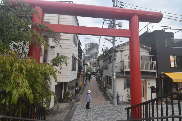 隅田川のほとりに立つ赤い鳥居は、住吉神社の一の鳥居とも言われている。
