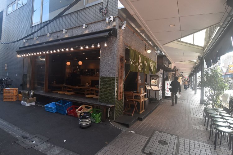 平日の日中も多くの店が営業している月島もんじゃストリート。