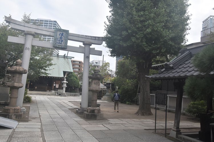 社殿前の鳥居の額は珍しい陶器製。題字は有栖川宮幟仁親王（ありすがわのみやたかひとしんのう）の筆で、中央区民文化財だ。
