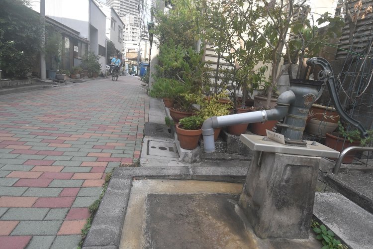 家の敷地内ではなく、誰でも使えると思われる場所にあったポンプ。「飲めません」の札がなければ飲んだかも!?