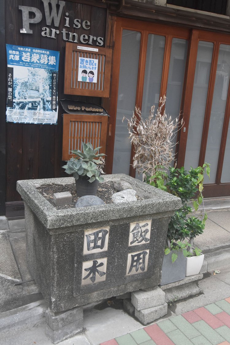 旧飯田家住宅という、築100年超えの家屋前に置かれていたコンクリ製天水桶。