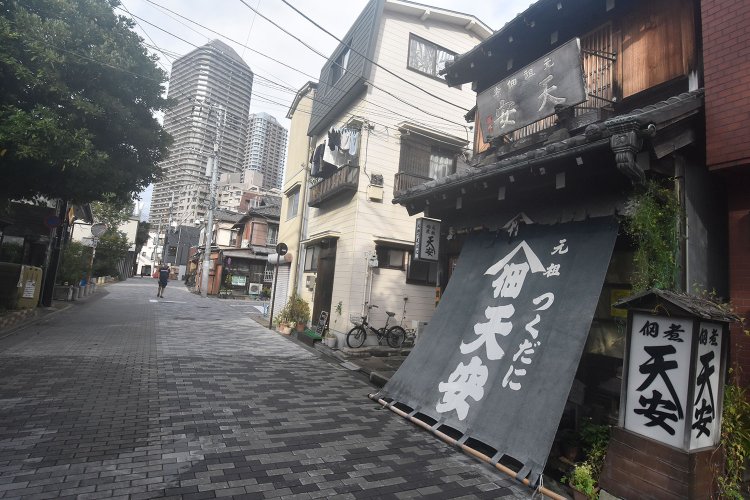 佃煮の老舗が集まる通りでひときわ目を引く『天安本店』。9～18時、12月31日・1月1日休。東京都中央区佃1-3-14　☎03-3531-3457。