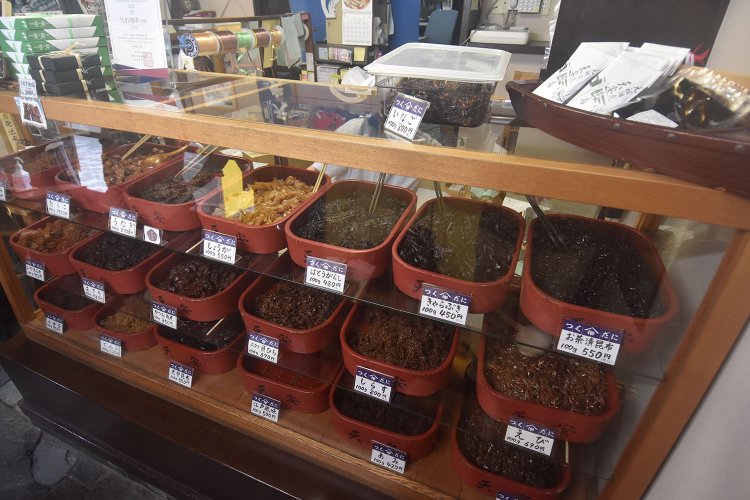 ずらりと並んだ佃煮は、どれも100g単位で購入できる。他にお得なセット売りもあり。
