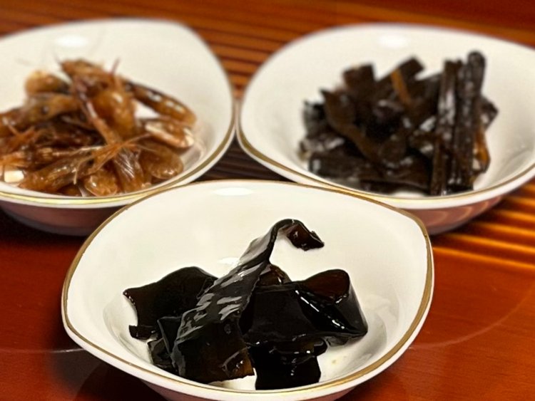 手前は一番人気の天安昆布550円、後ろ右はきゃらぶき450円、後ろ左はえび690円。価格はすべて100g。