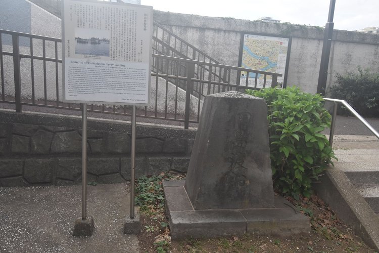 佃大橋が1964年に完成する以前は、佃島へは渡船が運航していた。その船着場跡に立つ記念碑と案内板。