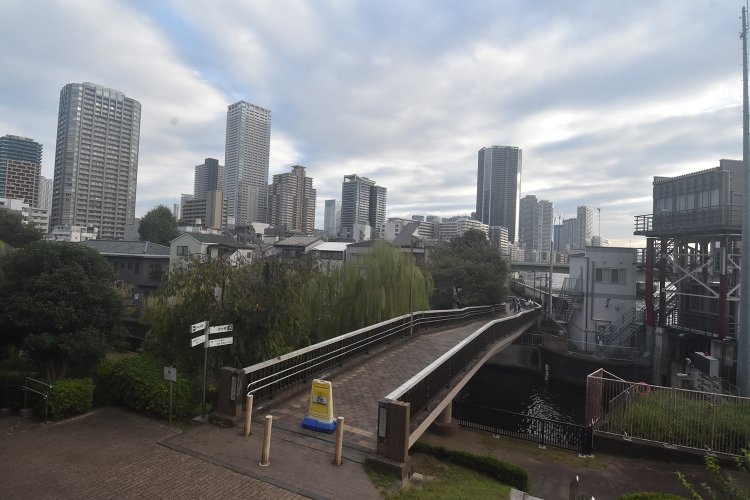 石川島側から見た歩行者専用の住吉小橋。右手に見えるのが住吉水門。