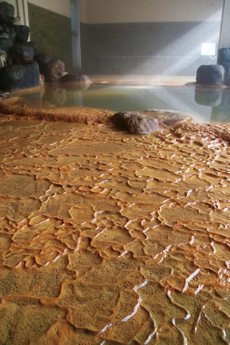 岐阜県湯屋温泉『奥田屋』。温泉成分が蓄積した床は、まるで鍾乳石のよう。