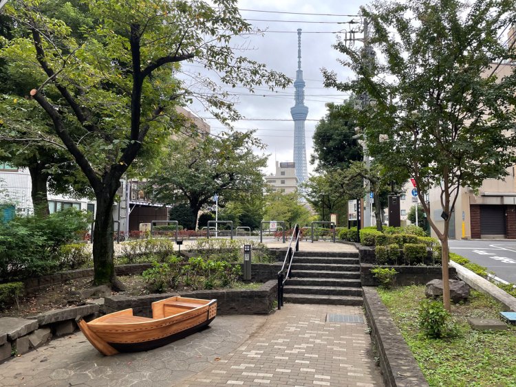 猪牙舟ベンチとスカツリ。