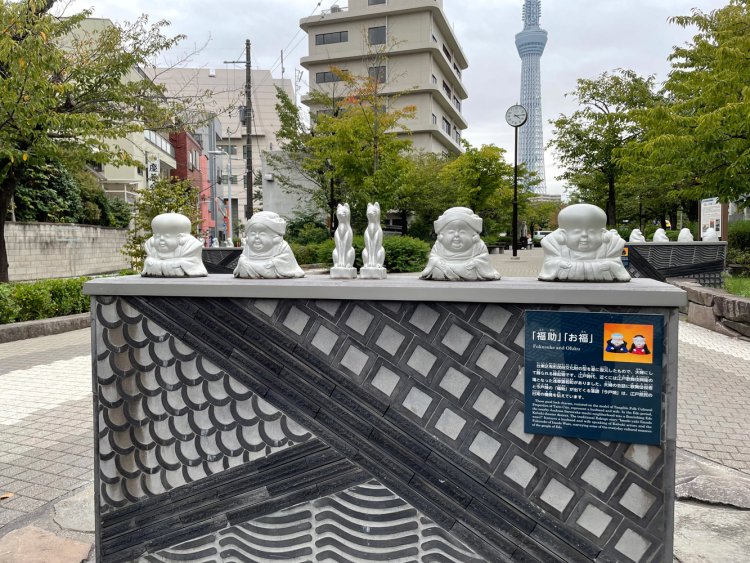 今戸焼を模したオブジェ。