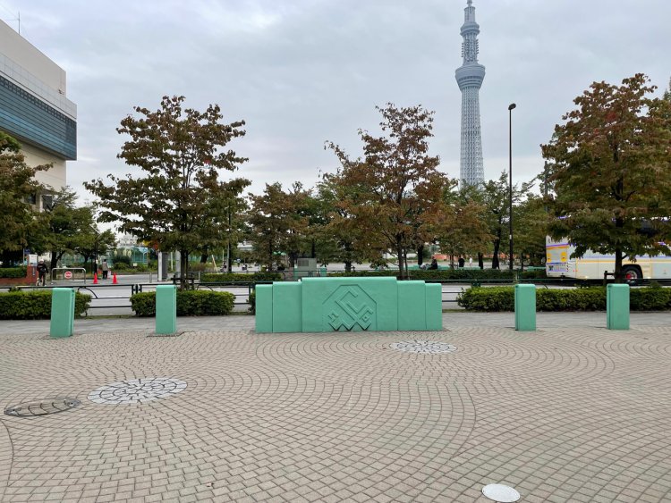 今戸橋の欄干が公園の門のように残っている。