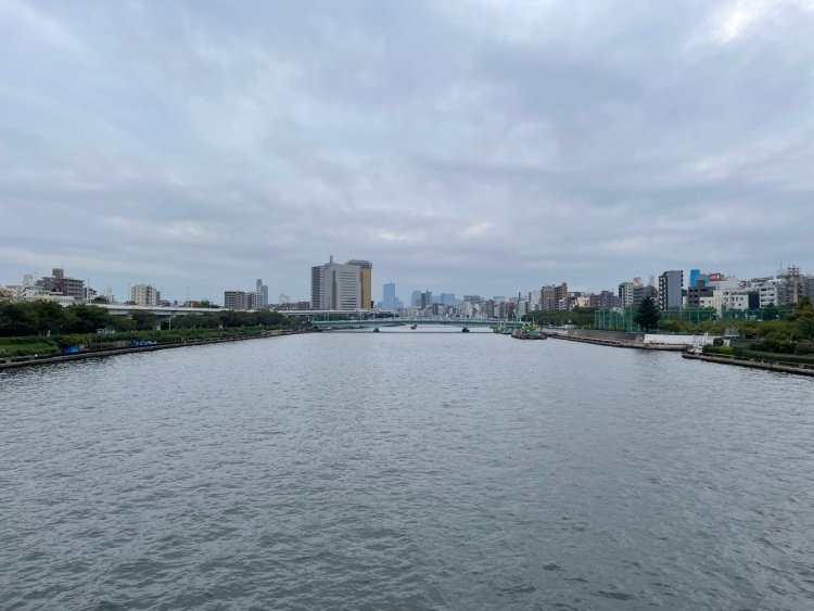 隅田川。桜橋から浅草方面を望む。