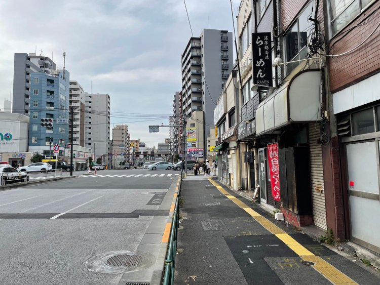 三ノ輪駅3番出口から明治通り沿いを南東に進む。