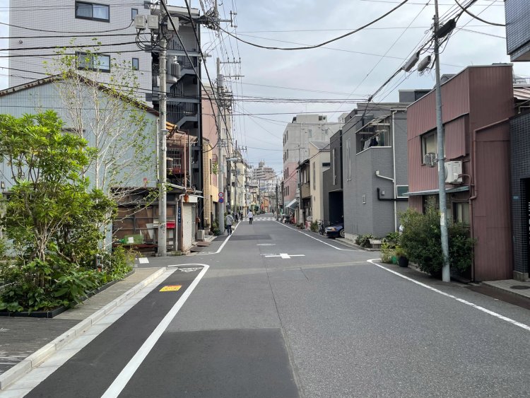 まっすぐな道。関東大震災後に整理された区画は『一銭五厘たちの横丁』の写真が撮影されたころとほとんど変わっていない。