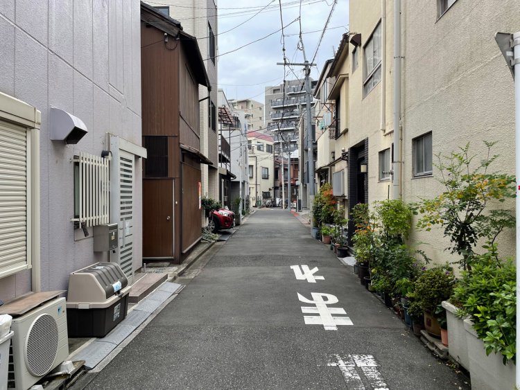 路地と路上園芸。