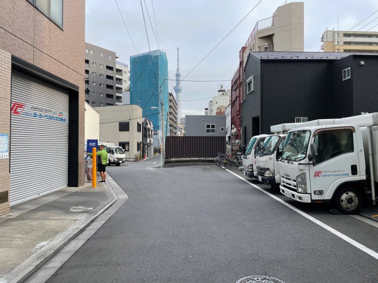 道を塞ぐような構造物と塀。