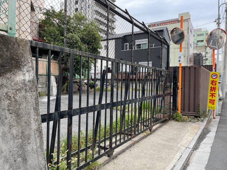日本堤橋遺構（？）の裏手は台東区の資材置き場になっている。