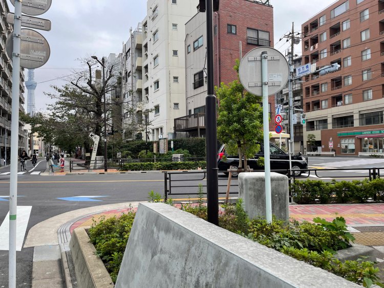 前方にスカツリ、右手に写るのが地方橋親柱の後頭部。