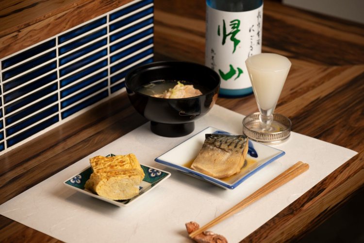 おつまみは2、3品1650円と3、4品2200円を用意。この日は石巻から取り寄せるサバの味噌煮など。長野の「帰山純米吟醸にごり」550円。「ビールは麦茶」と豪語する女将の話も肴に。