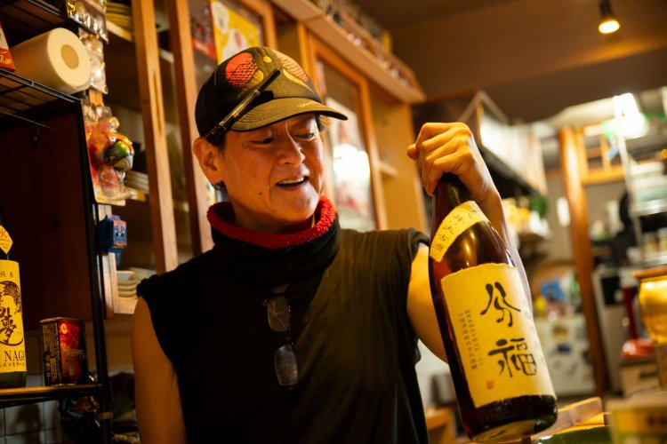 『でんや御馳走』の渡辺直樹さん。店では「分福」本醸造原酒18年ほか熟成酒も揃えているという。