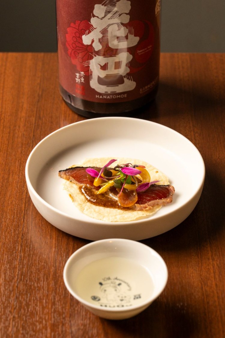 戻りガツオのタコスと「花巴」。