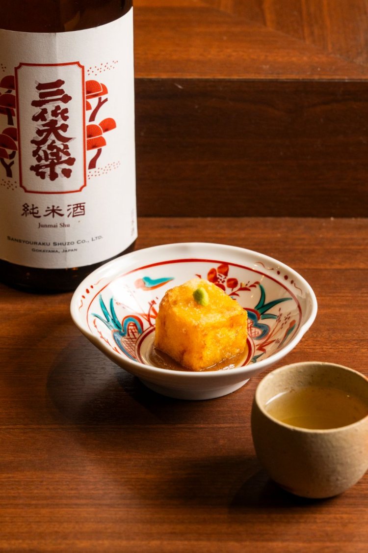 旬の野菜を使う自家製豆腐は富山の「三笑楽」の燗を出汁割りで。