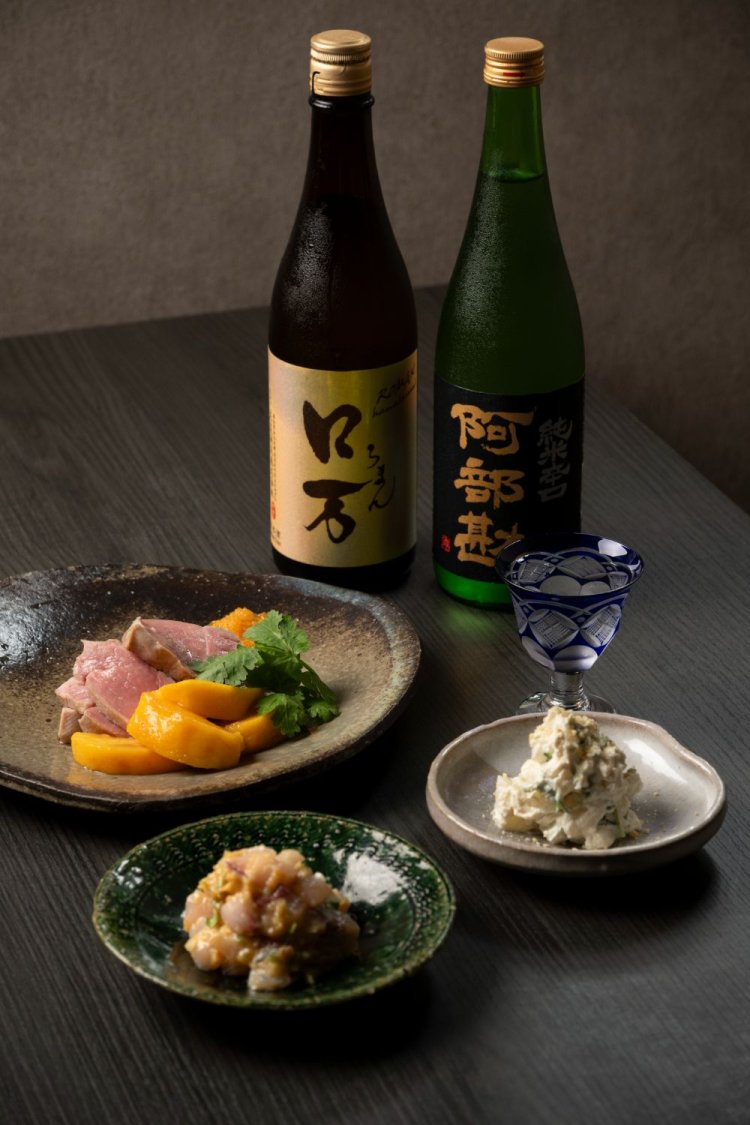 手前からカンパチのサイコロなめろう1450円、梨と春菊の白和え950円、最初は高温、次に低温で火入れしたしっとり食感の国産豚ヒレ2200円。