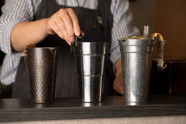 辛めにしたい場合は銅、まろやかにしたい場合はステンレスなどお燗のちろりも3種を使い分け。