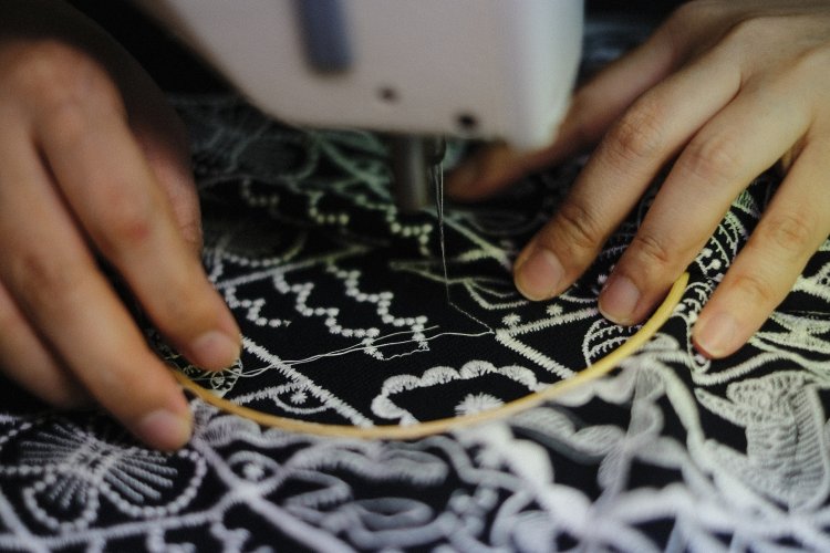 刺繍工場での補修作業 手元風景 Photo: Yayoi Arimoto。