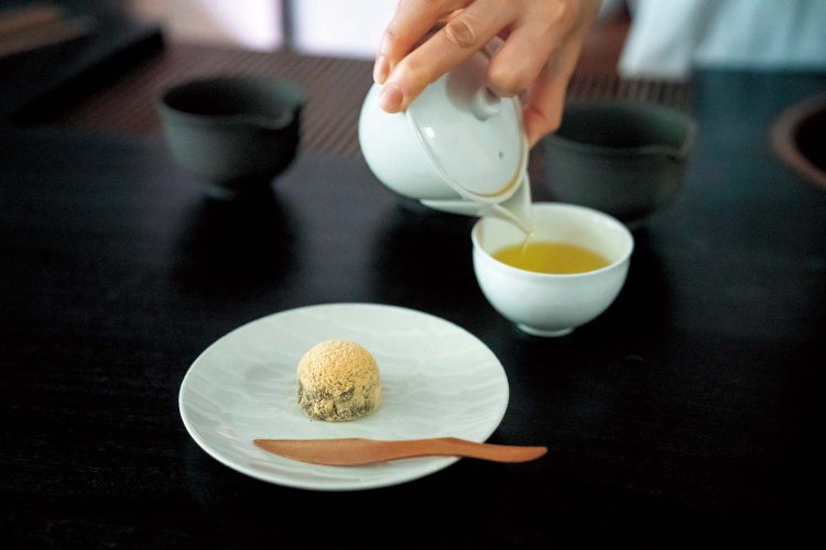 お茶と和菓子のセット2200円～。スタッフの所作に惚（ほ）れぼれするお茶のコース6050円（予約推奨）。