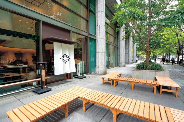 丸の内仲通りに面した茶屋感覚のスペース。