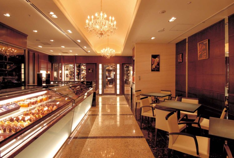 店内にはサロンスペースあり。