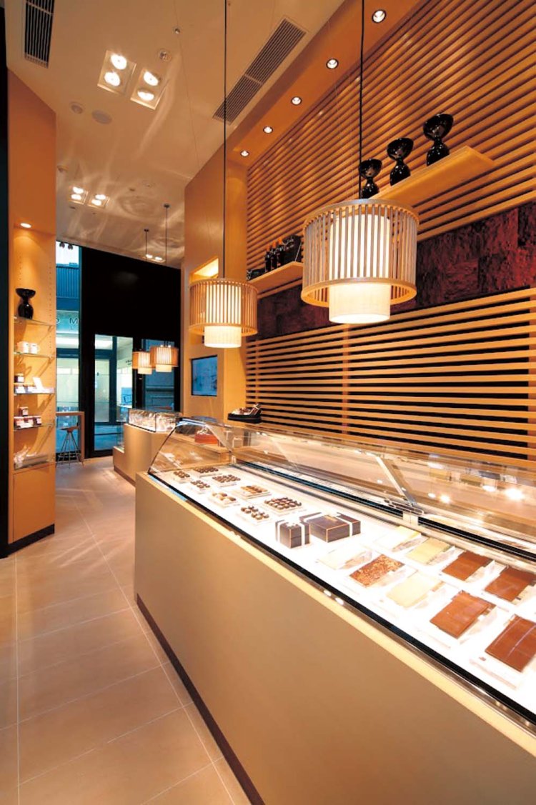 高級感あふれる店内。ソフトクリームなどのテイクアウトメニューあり。