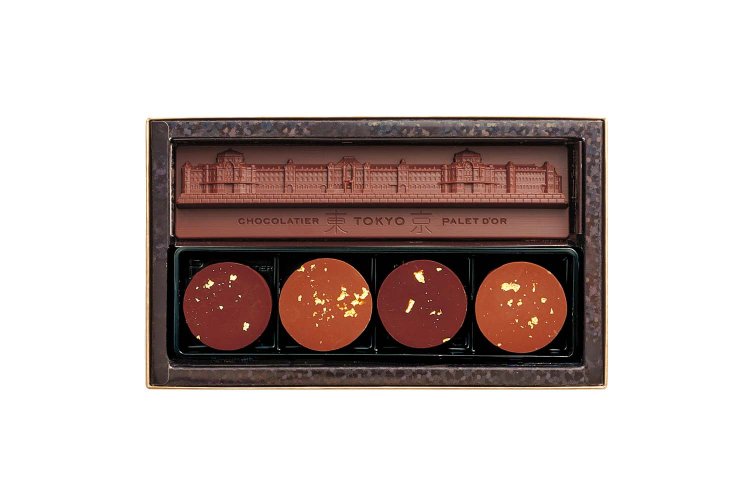 東京店限定、東京駅舎を模したタブレット入り。トリニダード島グランクヴァ農園のカカオ豆を中心に、自家製チョコレートをバランスよくブレンドし、金沢の高級金箔をあしらった、パノラマ東京4320円。