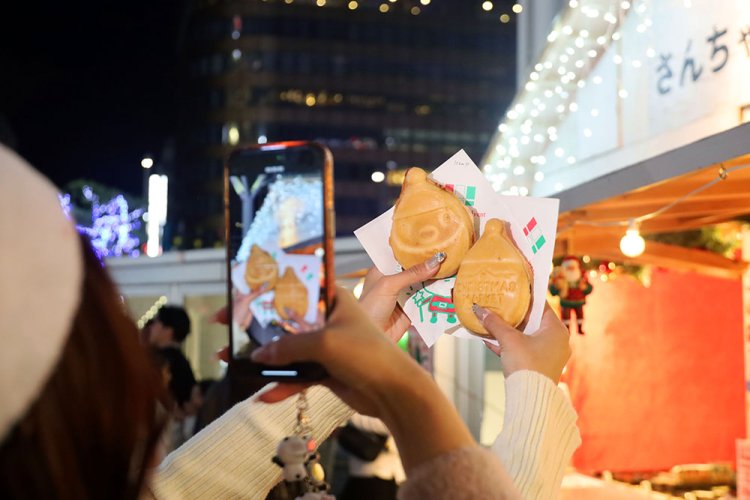 「さんちゃん」の人形焼きは思わず写真に撮りたくなるかわいさ。
