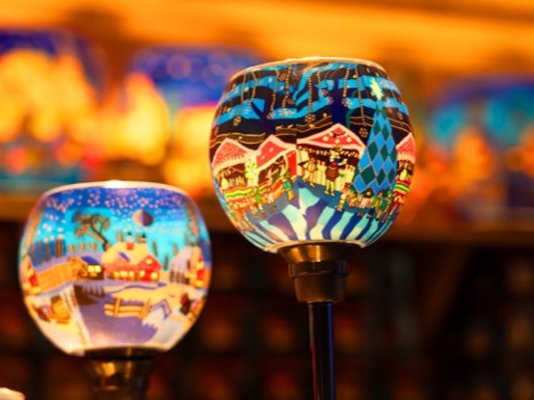 明かりを灯すと絵柄が浮かび上がる、ドイツの伝統技術で作られたキャンドルホルダー。プレゼントに喜ばれそう！