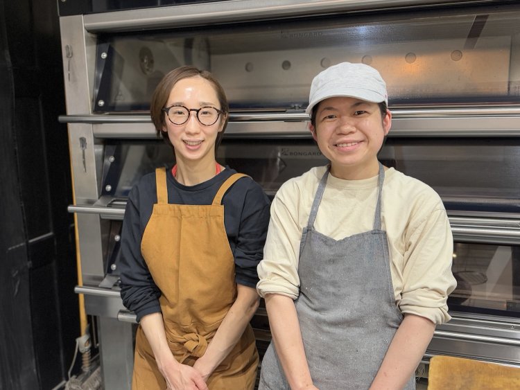 左はオーナーの高野絵理さん。右は従業員の外波加奈子さん。