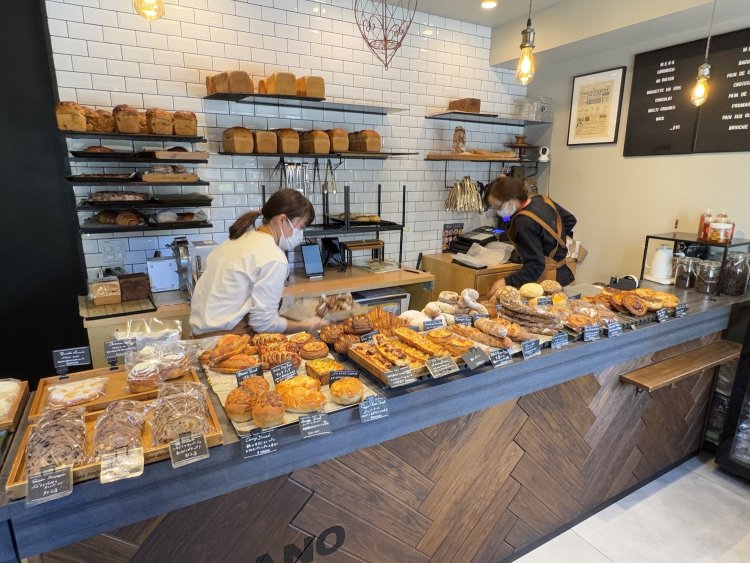 パンは自分でとっても頼んでとってもらってもいい。