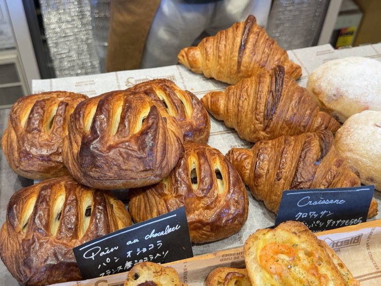 サクサクでもっちり生地のパンオショコラ387円、クロワッサン340円もかなりの大きさ。