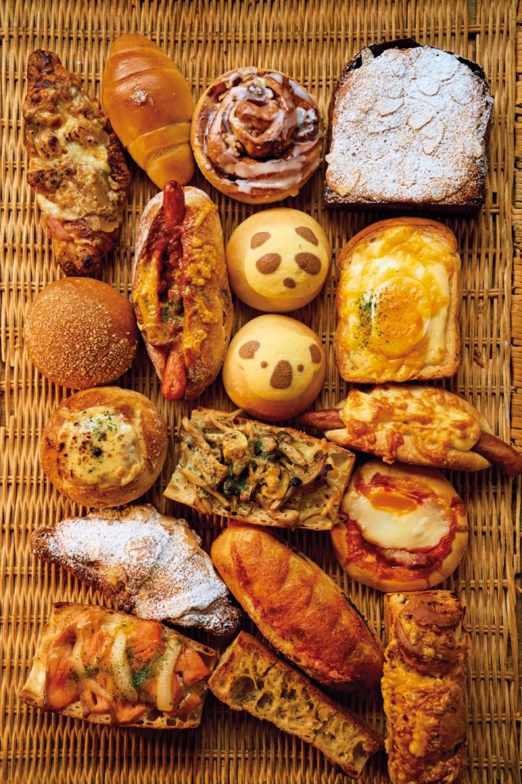 週末は50種類ほどのパンが並ぶ。